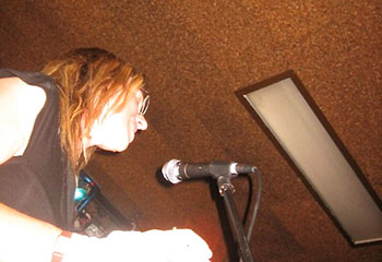 On-the-mic_Photo_Lisa_Hohenfels